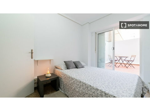 Room for rent in 5-bedroom apartment in Eixample, Valencia - Cho thuê