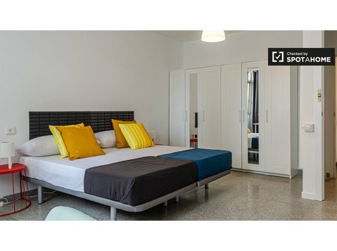Pokój do wynajęcia w 5-pokojowym mieszkaniu w El Pla del… - Do wynajęcia