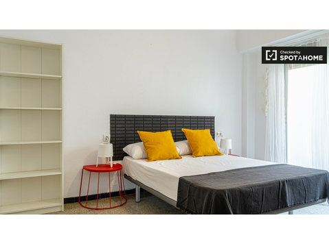 Room for rent in 5-bedroom apartment in El Pla del Real - کرائے کے لیۓ
