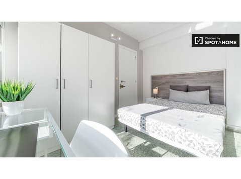 El Pla del Real'de 5 yatak odalı daire içinde kira oda - Kiralık