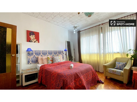 Valencia, Extramurs 5 yatak odalı dairede kiralık oda - Kiralık