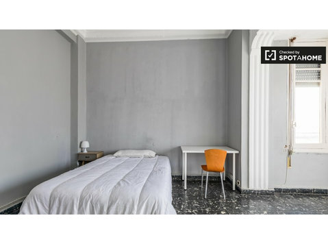 Valencia, Extramurs 5 yatak odalı dairede kiralık oda - Kiralık