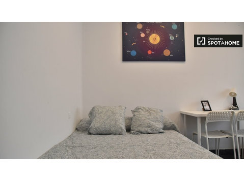 Room for rent in 5-bedroom apartment in Gran Vía, Valencia - K pronájmu