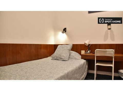 Chambre dans un appartement de 5 chambres à louer à Gran… - À louer