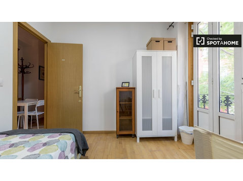 Room for rent in 5-bedroom apartment in L'Eixample - De inchiriat