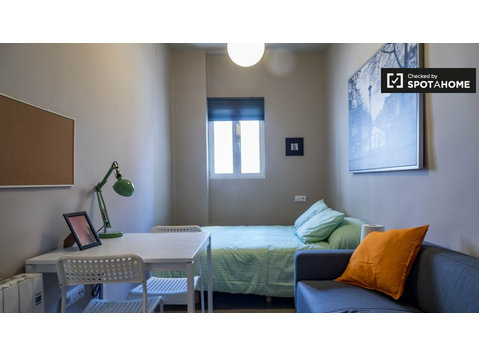 Quarto para alugar em apartamento de 5 quartos em L'Eixample - Aluguel