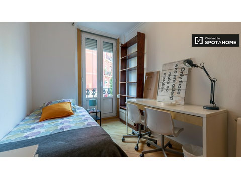 Zimmer zu vermieten in 5-Zimmer-Wohnung in L'Eixample - Zu Vermieten