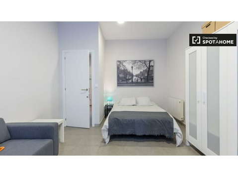 L'Eixample'de 5 yatak odalı dairede kiralık oda - Kiralık