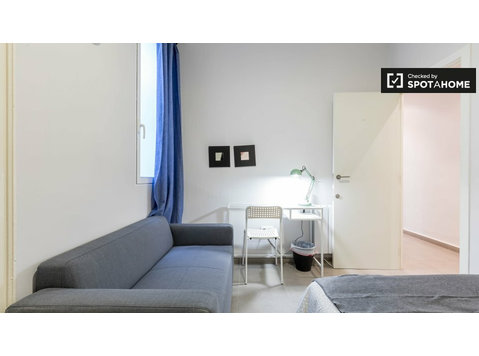 Room for rent in 5-bedroom apartment in L'Eixample - Na prenájom