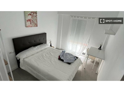 Pokój do wynajęcia w 5-pokojowym mieszkaniu w La Raïosa w… - Do wynajęcia