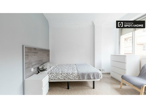 Room for rent in 5-bedroom apartment in La Saïdia - Te Huur
