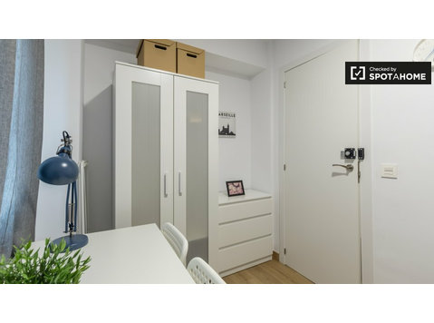 Room for rent in 5-bedroom apartment in La Saidia, Valencia - K pronájmu
