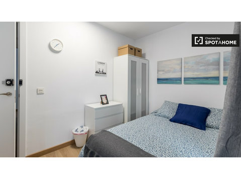 Room for rent in 5-bedroom apartment in La Saidia, Valencia - Vuokralle