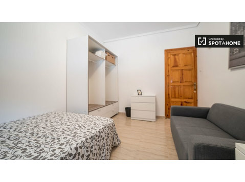 Room for rent in 5-bedroom apartment in La Saïdia, Valencia - Vuokralle