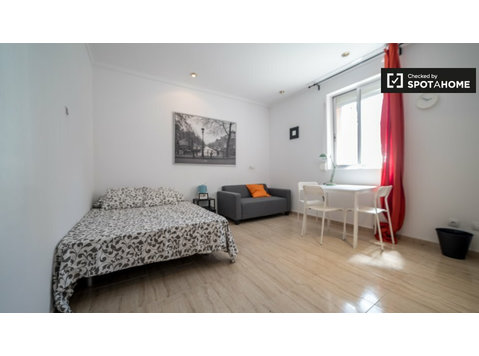 Zimmer zu vermieten in 5-Zimmer-Wohnung in La Saïdia,… - Zu Vermieten