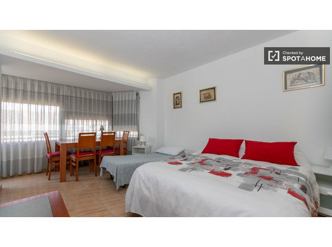 Room for rent in 5-bedroom apartment in La Saïdia, Valencia - For Rent
