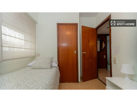 Valencia, La Saïdia'daki 5 yatak odalı dairede kiralık oda - Kiralık
