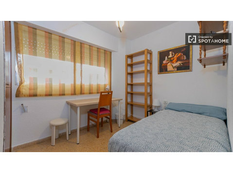 Room for rent in 5-bedroom apartment in La Saïdia, Valencia - برای اجاره
