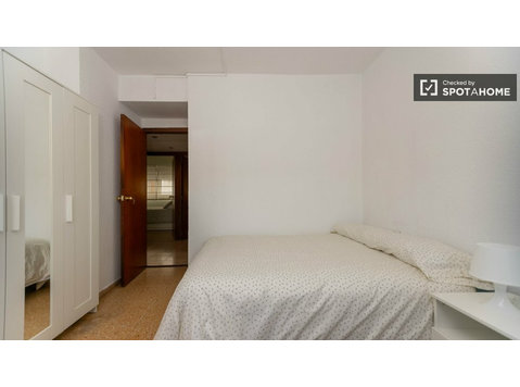 Room for rent in 5-bedroom apartment in La Saïdia, Valencia - 出租