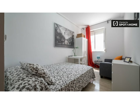 Room for rent in 5-bedroom apartment in La Saïdia, Valencia - For Rent