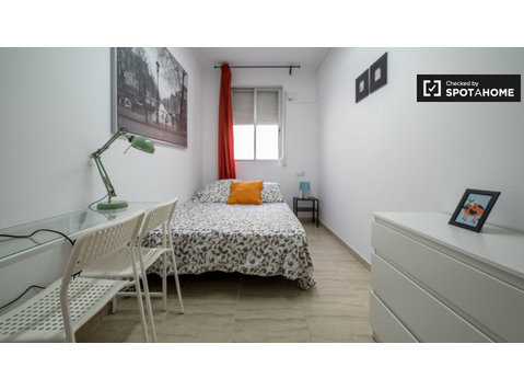 Valencia, La Saïdia'daki 5 yatak odalı dairede kiralık oda - Kiralık