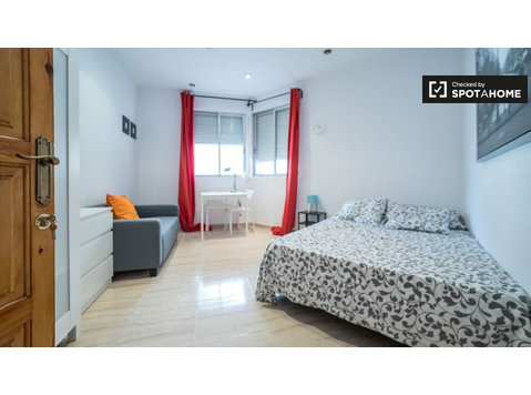 Room for rent in 5-bedroom apartment in La Saïdia, Valencia - Te Huur