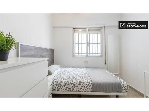 Zimmer zu vermieten in 5-Zimmer-Wohnung in La Saïdia - Zu Vermieten