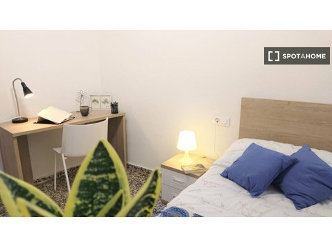 Room for rent in 5-bedroom apartment in Montcada, Valencia - Na prenájom