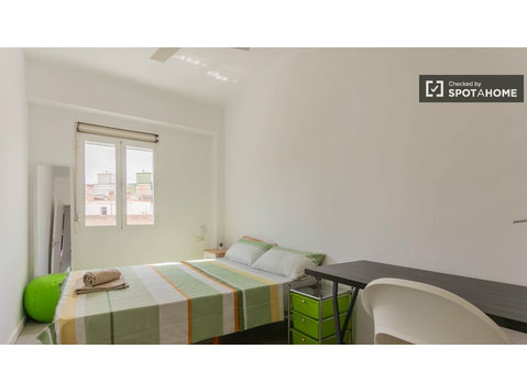 Room for rent in 5-bedroom apartment in Nou Moles, Valencia - For Rent