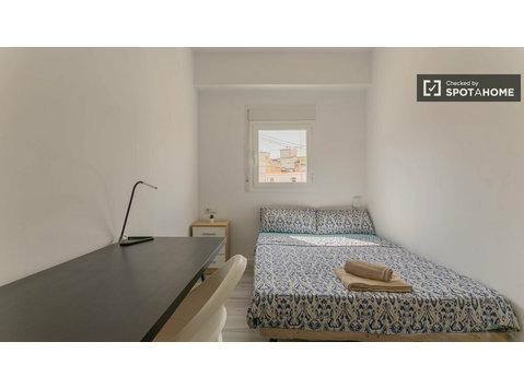 Pokój do wynajęcia w 5-pokojowym mieszkaniu w Nou Moles w… - Do wynajęcia