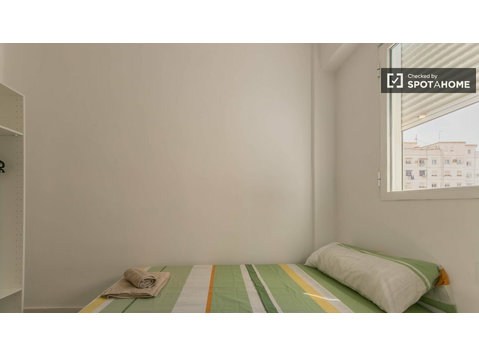 Nou Moles, Valencia'da 5 yatak odalı dairede kiralık oda - Kiralık