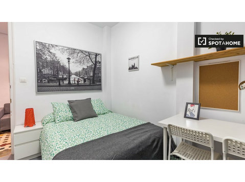 Quarto para alugar em apartamento de 5 quartos em Poblats… - Aluguel