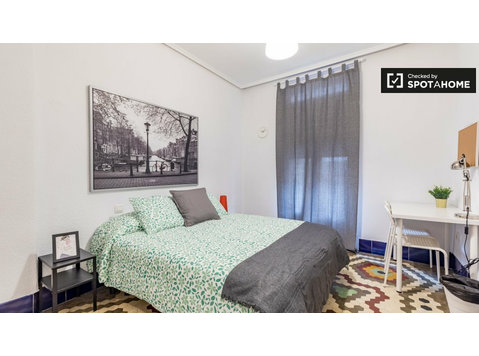 Room for rent in 5-bedroom apartment in Poblats Marítims - Til leje