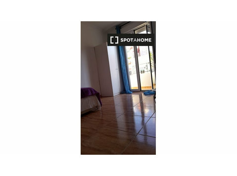 Room for rent in 5-bedroom apartment in Quatre Carreres - Na prenájom