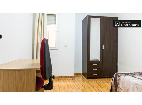 Room for rent in 5-bedroom apartment in Quatre Carreres - Izīrē