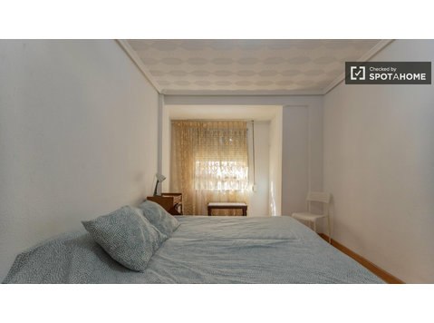 Room for rent in 5-bedroom apartment in Rascanya, Valencia - For Rent