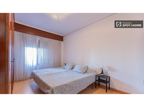 Quarto para alugar em apartamento de 5 quartos em Rascanya,… - Aluguel
