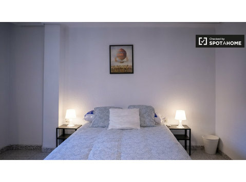 Room for rent in 5-bedroom apartment in Torrefiel, Valencia - Disewakan