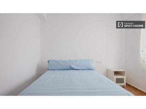Room for rent in 5-bedroom apartment in Torrefiel, Valencia - For Rent