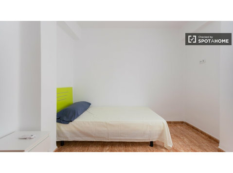 Torrefiel, Valencia'da 5 yatak odalı dairede kiralık oda - Kiralık