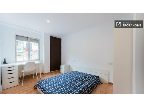 Room for rent in 5-bedroom apartment in Torrefiel, Valencia - Kiadó