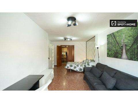 Room for rent in 5-bedroom apartment in Valencia - For Rent