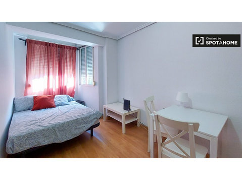 Room for rent in 5-bedroom apartment in Valencia - השכרה