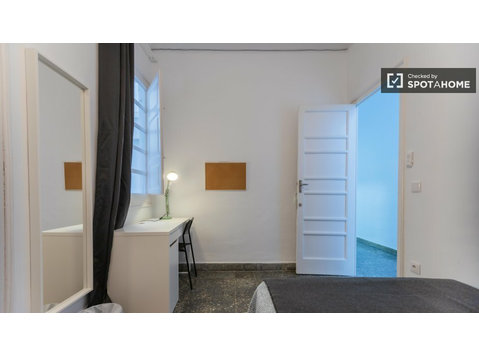 Room for rent in 5-bedroom apartment in Valencia - เพื่อให้เช่า