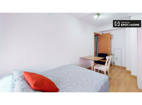Chambre à louer dans un appartement de 5 chambres à Valence - À louer