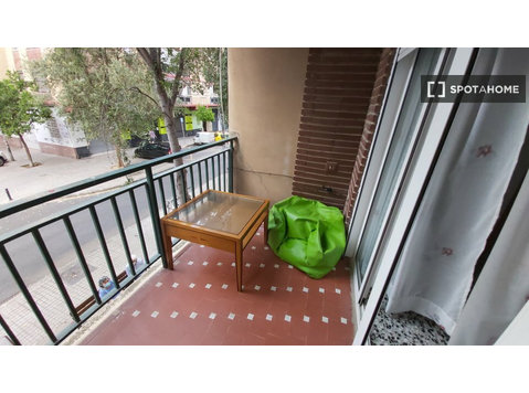 Room for rent in 5-bedroom apartment in Valencia - De inchiriat