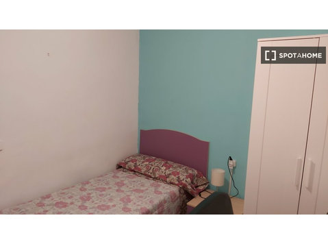 Camera in affitto in appartamento con 5 camere da letto a… - In Affitto
