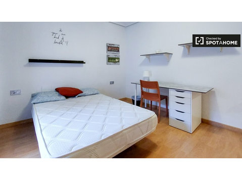 Se alquila habitación en piso de 5 dormitorios en Valencia - Alquiler