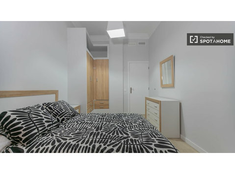 Quarto para alugar em apartamento de 5 quartos em Valência - Aluguel
