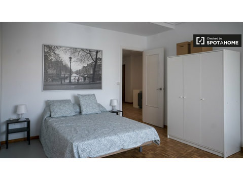 Room for rent in 5-bedroom apartment in Valencia - Za iznajmljivanje